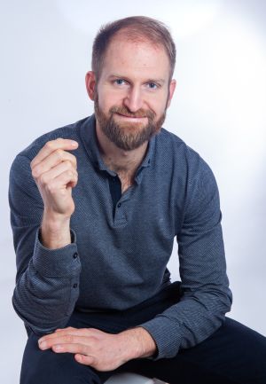 Maček Tomáš - Dům Dluhů, kontakt, jméno, pravá vizitka, fotka, majitele, přiděleného specialisty ze společnosti